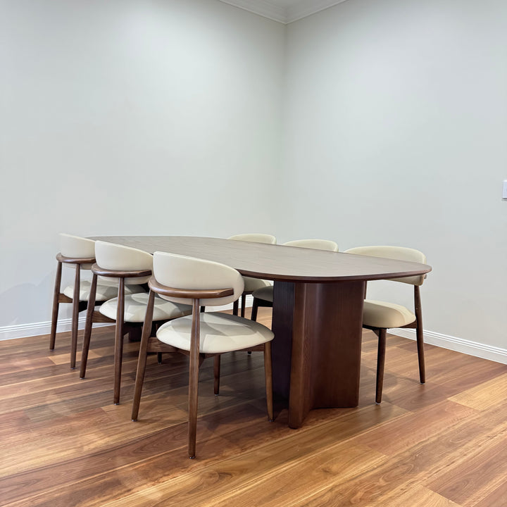 Aurelia luxurious dining table